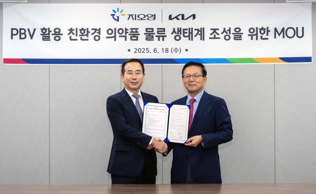 기아 국내사업본부장 정원정 부사장(왼쪽)과 지오영 유광렬 사장이 MOU를 체결하고 있다. 