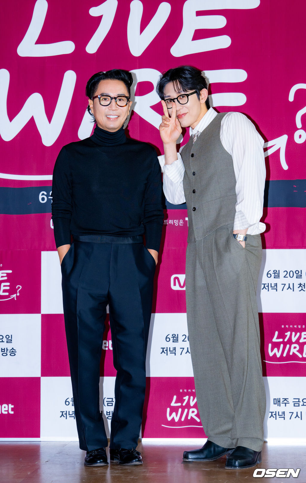 19일 서울 중구 커뮤니티하우스 마실에서 Mnet 라이브 음악 토크쇼 '라이브 와이어' 제작발표회 및 기자간담회가 열렸다.Mnet ‘라이브 와이어’는 음악으로 사람과 사람을 연결하는 릴레이 방식의 음악 토크쇼로, 매 회 아티스트가 다음 아티스트를 직접 지목하며 무대를 이어가는 독특한 형식으로 주목받고 있다. 정재형과 코드 쿤스트는 이번 프로그램을 통해 처음으로 MC 호흡을 맞추며 색다른 시너지를 예고했다.MC 정재형 & 코드 쿤스트가 포토타임을 갖고 있다. 2025.06.19 /rumi@osen.co.kr