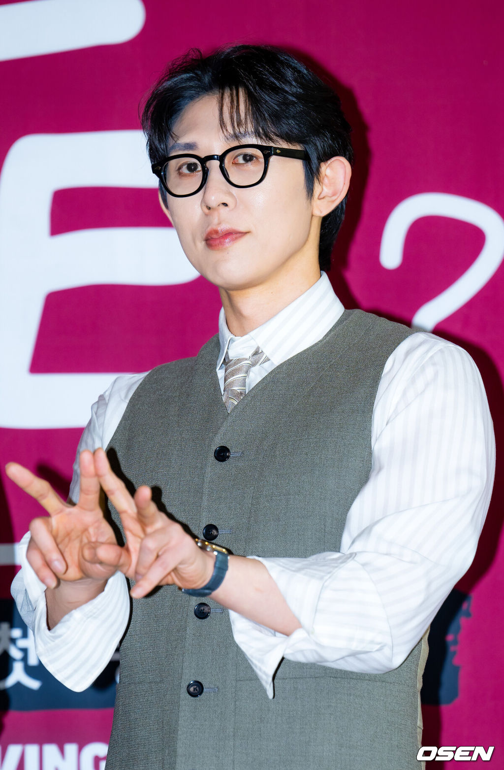 19일 서울 중구 커뮤니티하우스 마실에서 Mnet 라이브 음악 토크쇼 '라이브 와이어' 제작발표회 및 기자간담회가 열렸다.Mnet ‘라이브 와이어’는 음악으로 사람과 사람을 연결하는 릴레이 방식의 음악 토크쇼로, 매 회 아티스트가 다음 아티스트를 직접 지목하며 무대를 이어가는 독특한 형식으로 주목받고 있다. 정재형과 코드 쿤스트는 이번 프로그램을 통해 처음으로 MC 호흡을 맞추며 색다른 시너지를 예고했다.MC 코드 쿤스트가 포토타임을 갖고 있다. 2025.06.19 /rumi@osen.co.kr