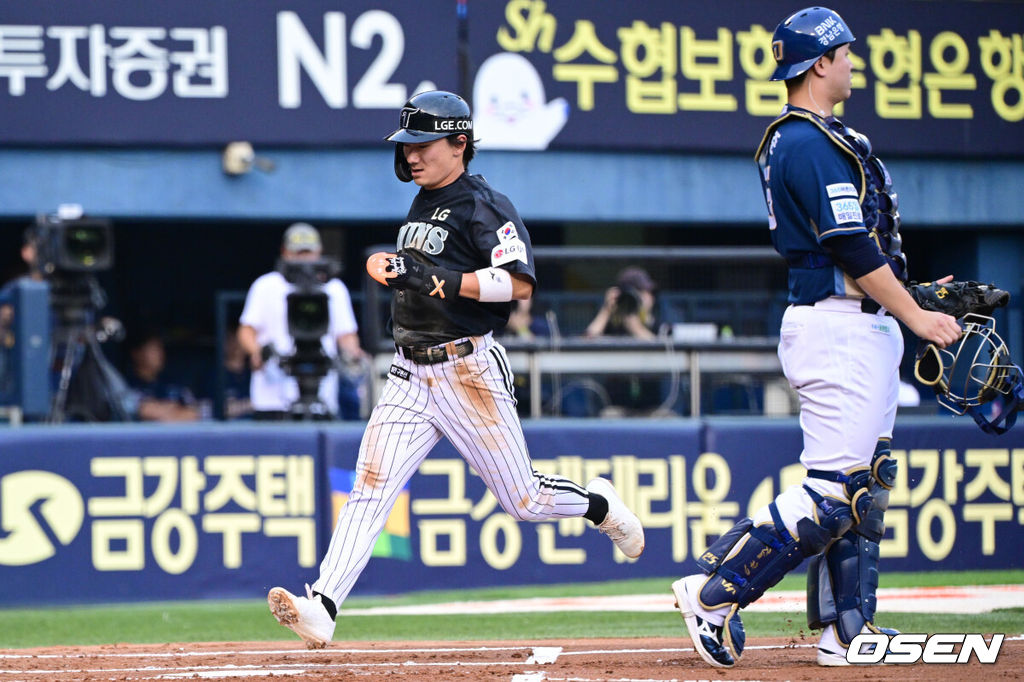 18일 오후 서울 잠실구장에서 ‘2025 신한 SOL BANK KBO리그’ LG 트윈스와 NC 다이노스의 경기가 열렸다.이날 LG는 치리노스를, NC는 김녹원을 선발투수로 내세웠다.1회몰 1사 2,3루 LG 신민재가 문보경의 선취 1타점 희생타에 득점을 올리고 있다. 2025.06.18 /cej@osen.co.kr