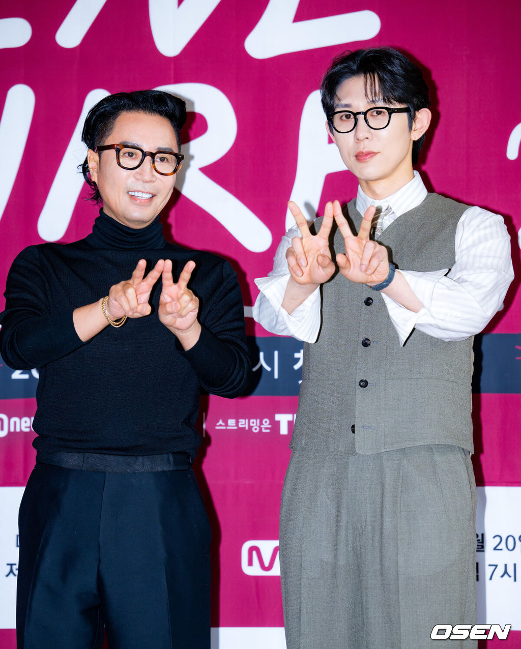 19일 서울 중구 커뮤니티하우스 마실에서 Mnet 라이브 음악 토크쇼 '라이브 와이어' 제작발표회 및 기자간담회가 열렸다.Mnet ‘라이브 와이어’는 음악으로 사람과 사람을 연결하는 릴레이 방식의 음악 토크쇼로, 매 회 아티스트가 다음 아티스트를 직접 지목하며 무대를 이어가는 독특한 형식으로 주목받고 있다. 정재형과 코드 쿤스트는 이번 프로그램을 통해 처음으로 MC 호흡을 맞추며 색다른 시너지를 예고했다.MC 정재형 & 코드 쿤스트가 포토타임을 갖고 있다. 2025.06.19 /rumi@osen.co.kr