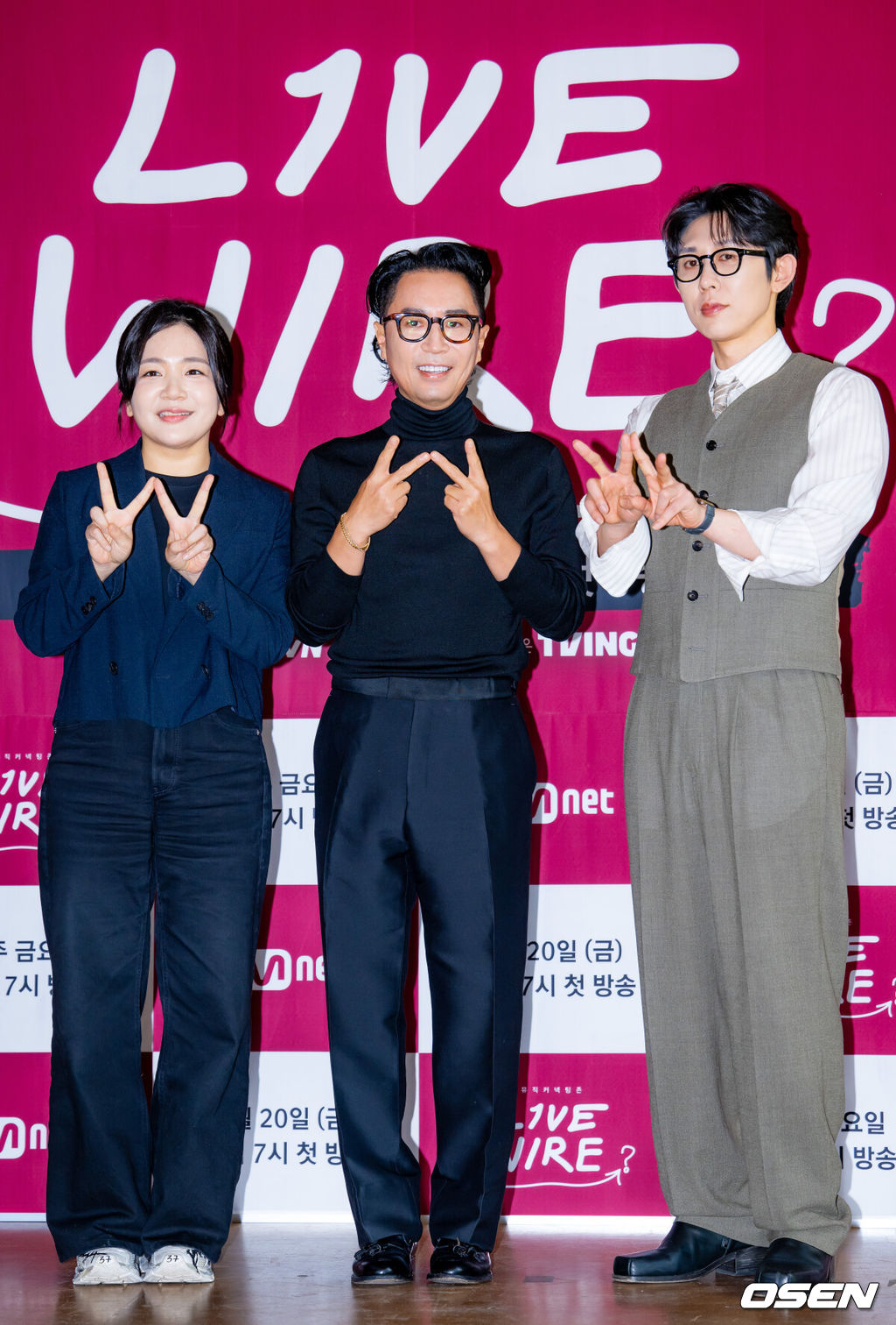 19일 서울 중구 커뮤니티하우스 마실에서 Mnet 라이브 음악 토크쇼 '라이브 와이어' 제작발표회 및 기자간담회가 열렸다.Mnet ‘라이브 와이어’는 음악으로 사람과 사람을 연결하는 릴레이 방식의 음악 토크쇼로, 매 회 아티스트가 다음 아티스트를 직접 지목하며 무대를 이어가는 독특한 형식으로 주목받고 있다. 정재형과 코드 쿤스트는 이번 프로그램을 통해 처음으로 MC 호흡을 맞추며 색다른 시너지를 예고했다.신유선 PD와 MC 정재형 & 코드 쿤스트가 포토타임을 갖고 있다. 2025.06.19 /rumi@osen.co.kr