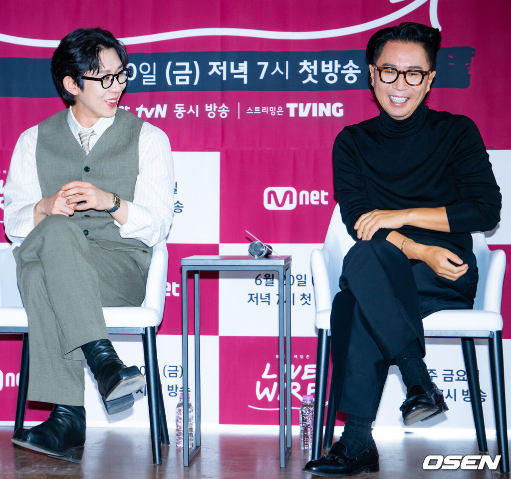 19일 서울 중구 커뮤니티하우스 마실에서 Mnet 라이브 음악 토크쇼 '라이브 와이어' 제작발표회 및 기자간담회가 열렸다.Mnet ‘라이브 와이어’는 음악으로 사람과 사람을 연결하는 릴레이 방식의 음악 토크쇼로, 매 회 아티스트가 다음 아티스트를 직접 지목하며 무대를 이어가는 독특한 형식으로 주목받고 있다. 정재형과 코드 쿤스트는 이번 프로그램을 통해 처음으로 MC 호흡을 맞추며 색다른 시너지를 예고했다.MC 코드 쿤스트와 정재형이 기자간담회에서 환하게 웃고 있다. 2025.06.19 /rumi@osen.co.kr
