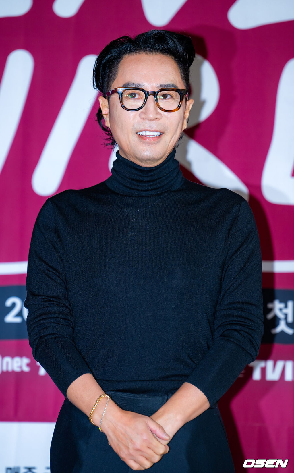 19일 서울 중구 커뮤니티하우스 마실에서 Mnet 라이브 음악 토크쇼 '라이브 와이어' 제작발표회 및 기자간담회가 열렸다.Mnet ‘라이브 와이어’는 음악으로 사람과 사람을 연결하는 릴레이 방식의 음악 토크쇼로, 매 회 아티스트가 다음 아티스트를 직접 지목하며 무대를 이어가는 독특한 형식으로 주목받고 있다. 정재형과 코드 쿤스트는 이번 프로그램을 통해 처음으로 MC 호흡을 맞추며 색다른 시너지를 예고했다.MC 정재형이 포토타임을 갖고 있다. 2025.06.19 /rumi@osen.co.kr