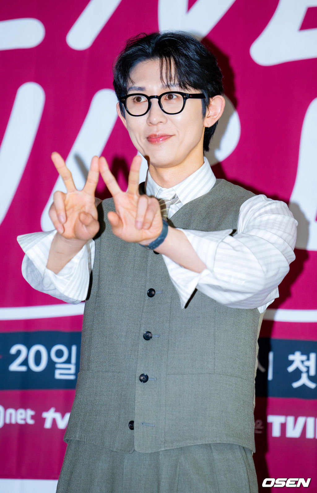 19일 서울 중구 커뮤니티하우스 마실에서 Mnet 라이브 음악 토크쇼 '라이브 와이어' 제작발표회 및 기자간담회가 열렸다.Mnet ‘라이브 와이어’는 음악으로 사람과 사람을 연결하는 릴레이 방식의 음악 토크쇼로, 매 회 아티스트가 다음 아티스트를 직접 지목하며 무대를 이어가는 독특한 형식으로 주목받고 있다. 정재형과 코드 쿤스트는 이번 프로그램을 통해 처음으로 MC 호흡을 맞추며 색다른 시너지를 예고했다.MC 코드 쿤스트가 포토타임을 갖고 있다. 2025.06.19 /rumi@osen.co.kr