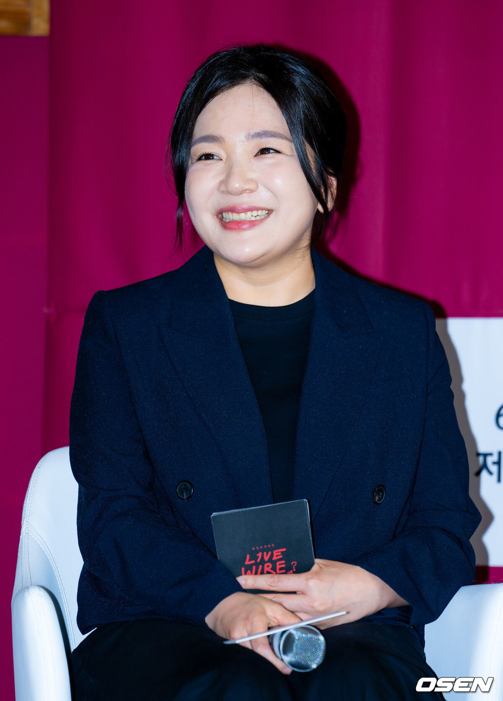 19일 서울 중구 커뮤니티하우스 마실에서 Mnet 라이브 음악 토크쇼 '라이브 와이어' 제작발표회 및 기자간담회가 열렸다.Mnet ‘라이브 와이어’는 음악으로 사람과 사람을 연결하는 릴레이 방식의 음악 토크쇼로, 매 회 아티스트가 다음 아티스트를 직접 지목하며 무대를 이어가는 독특한 형식으로 주목받고 있다. 정재형과 코드 쿤스트는 이번 프로그램을 통해 처음으로 MC 호흡을 맞추며 색다른 시너지를 예고했다.신유선 PD가 기자간담회에서 미소짓고 있다. 2025.06.19 /rumi@osen.co.kr