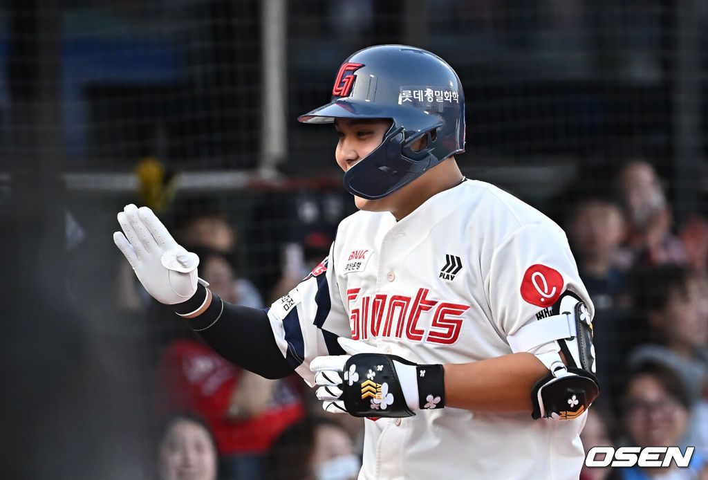 18일 부산 사직야구장에서 2025 신한 SOL 뱅크 KBO 리그 롯데 자이언츠와 한화 이글스의 경기가 열렸다. 홈팀 롯데는 홍민기가, 방문팀 한화는 엄상백이 선발 출전했다.롯데 자이언츠 박재엽이 2회말 2사 1,2루 좌월 3점 홈런을 치고 하이파이브를 하고 있다. 2025.06.18 / foto0307@osen.co.kr