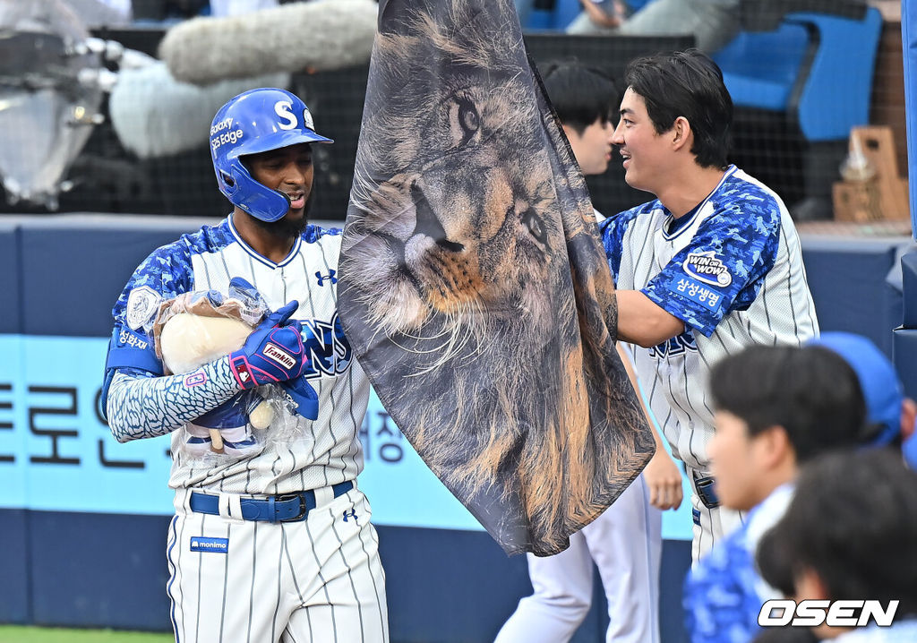 6일 대구삼성라이온즈파크에서 2025 신한 SOL 뱅크 KBO 리그 삼성 라이온즈와 NC 다이노스의 경기가 열렸다. 홈팀 삼성은 원태인이, 방문팀 NC는 김녹원이 선발 출전했다. 삼성 라이온즈 디아즈가 5회말 1사 우월 백투백 홈런을 치고 세리머니를 하고 있다. 2025.06.06 / foto0307@osen.co.kr