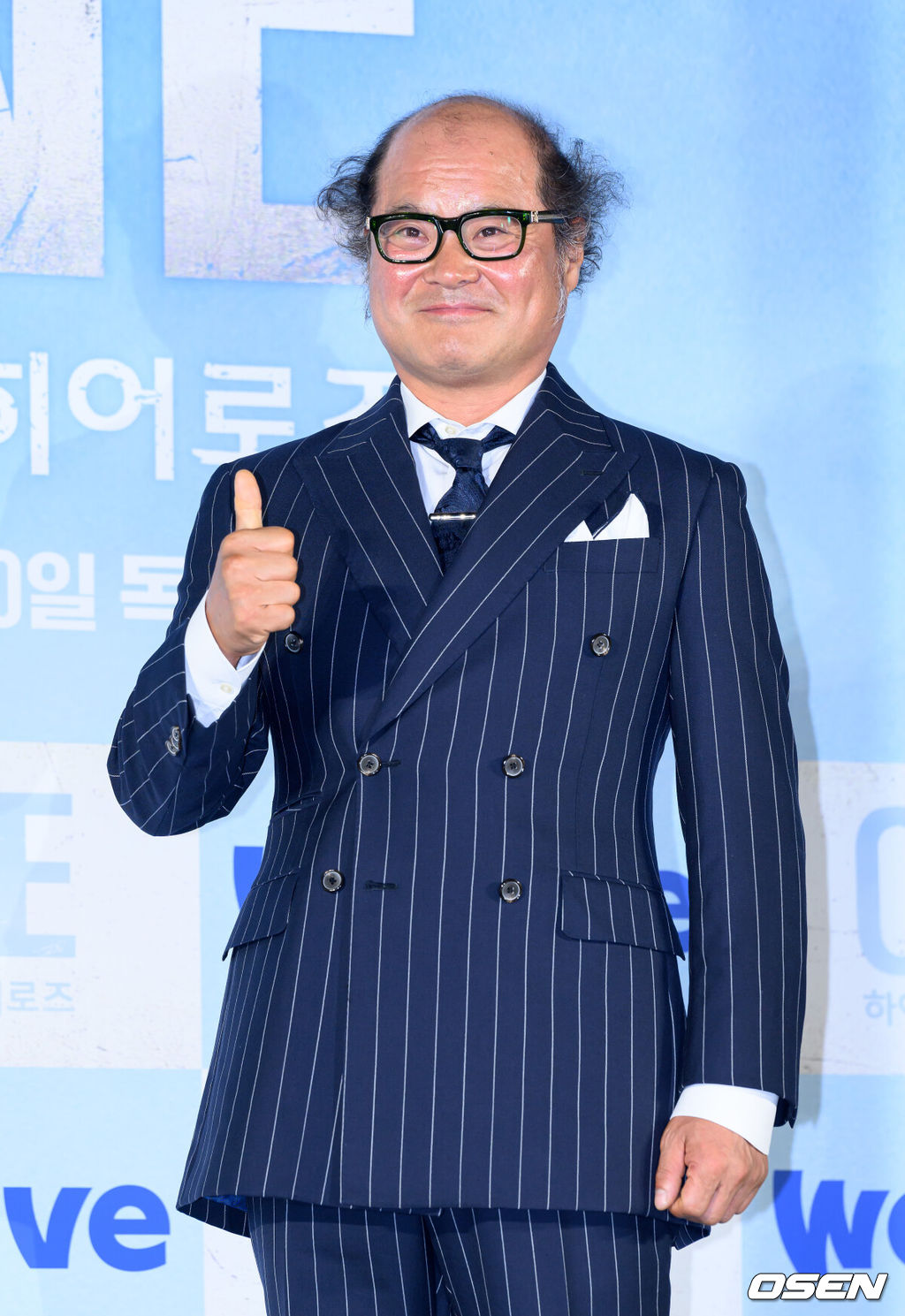 28일 서울 광진구 롯데시네마 건대입구에서 웨이브 오리지널 'ONE : 하이스쿨 히어로즈' 제작발표회가 열렸다.‘ONE : 하이스쿨 히어로즈’는 아버지의 억압에 시달리던 전교 1등 의겸(이정하)과 그의 천부적인 싸움 재능을 이용하려는 윤기(김도완)가 복면을 쓴 ‘하이스쿨 히어로즈’를 결성해 억눌린 분노를 폭발시켜 학교 폭력 서열을 뒤엎는 하이스쿨 액션 드라마다.배우 김상호가 포토타임을 하고 있다. 2025.05.28 /sunday@osen.co.kr