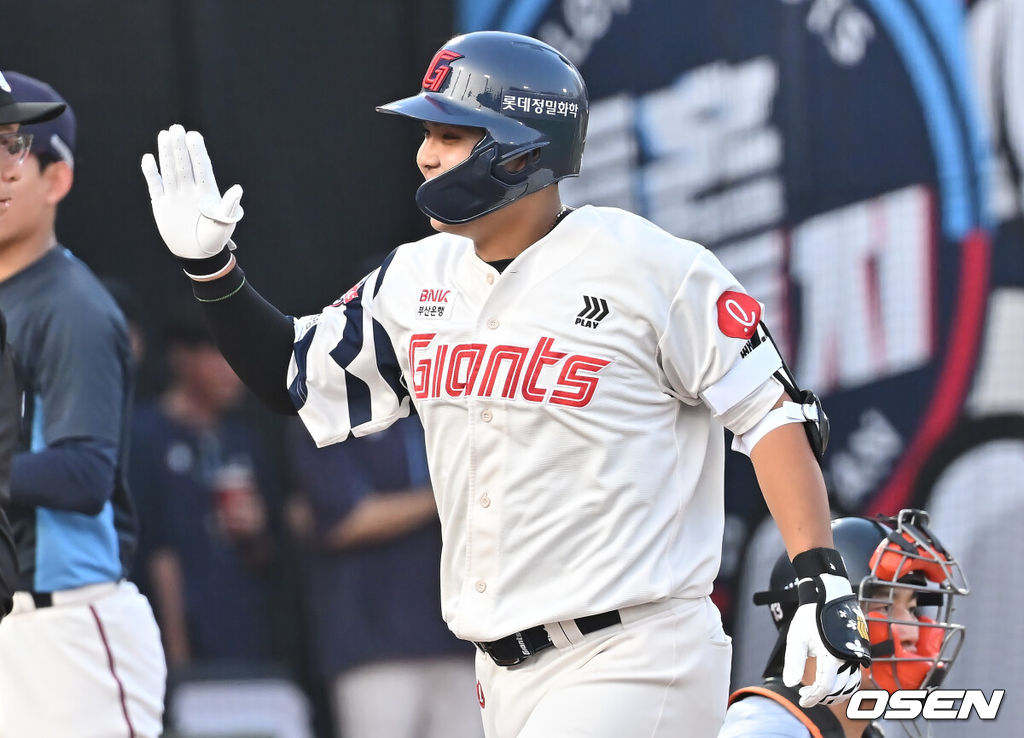18일 부산 사직야구장에서 2025 신한 SOL 뱅크 KBO 리그 롯데 자이언츠와 한화 이글스의 경기가 열렸다. 홈팀 롯데는 홍민기가, 방문팀 한화는 엄상백이 선발 출전했다.롯데 자이언츠 박재엽이 2회말 2사 1,2루 좌월 3점 홈런을 치고 하이파이브를 하고 있다. 2025.06.18 / foto0307@osen.co.kr