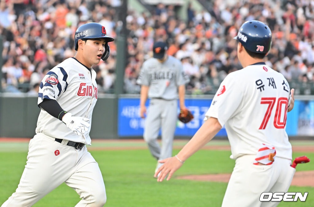 18일 부산 사직야구장에서 2025 신한 SOL 뱅크 KBO 리그 롯데 자이언츠와 한화 이글스의 경기가 열렸다. 홈팀 롯데는 홍민기가, 방문팀 한화는 엄상백이 선발 출전했다.롯데 자이언츠 박재엽이 2회말 2사 1,2루 좌월 3점 홈런을 치고 하이파이브를 하고 있다. 2025.06.18 / foto0307@osen.co.kr