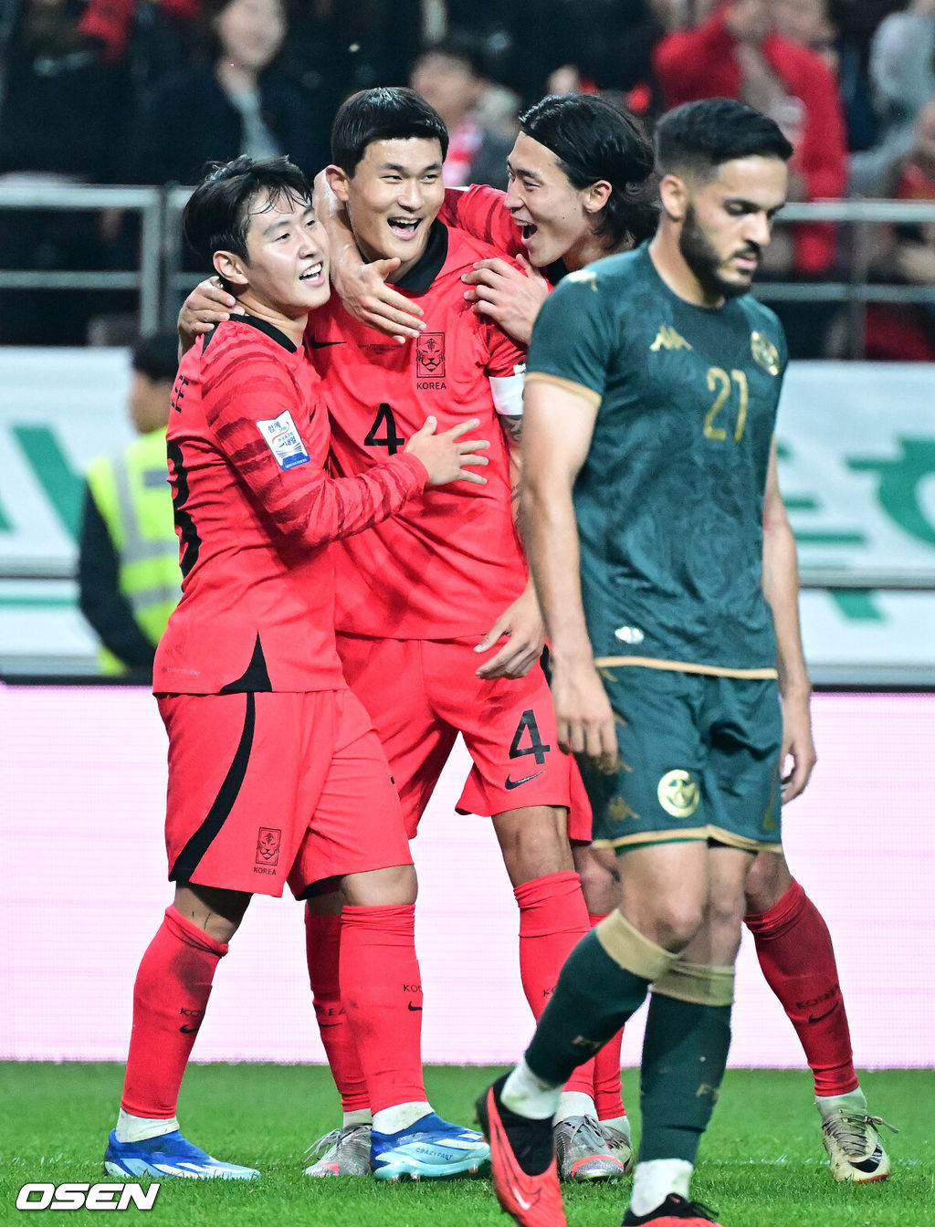 위르겐 클린스만 감독이 이끄는 대한민국 축구 국가대표팀이 13일 오후 8시 서울월드컵경기장에서 튀니지와 국가대표 친선경기서 이강인의 2골 1도움 슈퍼 활약을 앞세워 4-0으로 승리했다.후반 대한민국 김민재가 3-0으로 앞서가는 헤더골을 성공시키며 이강인, 조규성과 기뻐하고 있다. 2023.10.13 /jpnews@osen.co.kr 