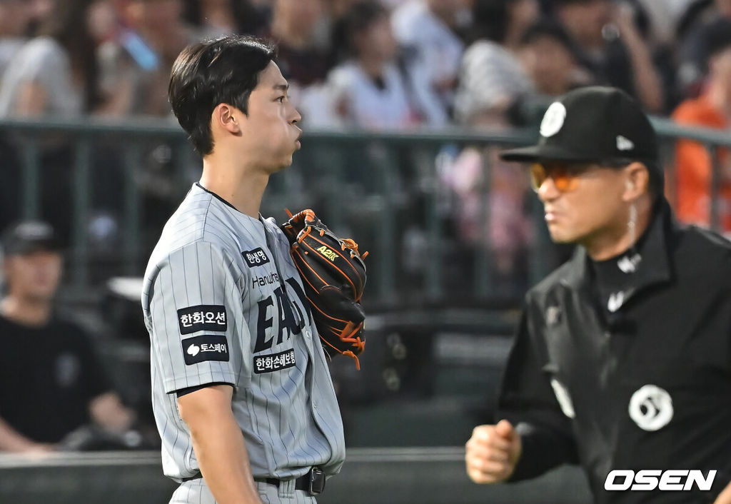 18일 부산 사직야구장에서 2025 신한 SOL 뱅크 KBO 리그 롯데 자이언츠와 한화 이글스의 경기가 열렸다. 홈팀 롯데는 홍민기가, 방문팀 한화는 엄상백이 선발 출전했다.한화 이글스 엄상백이 4회말 2사 1,3루 롯데 자이언츠 김동혁에게 좌중간 2타점 3루타를 맞고 허탈해 하고 있다. 2025.06.18 / foto0307@osen.co.kr