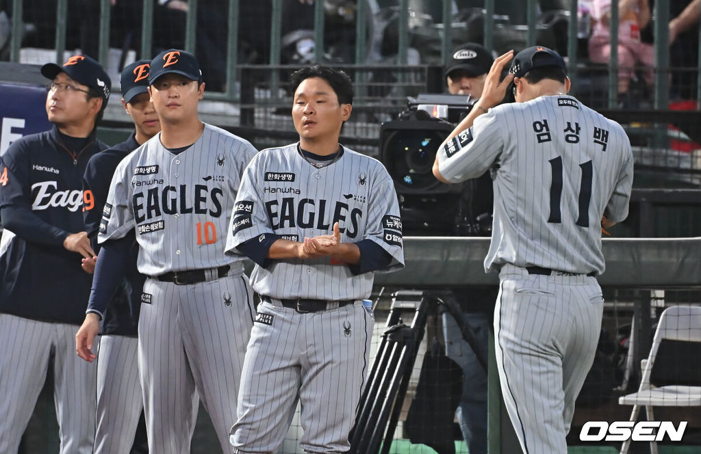 18일 부산 사직야구장에서 2025 신한 SOL 뱅크 KBO 리그 롯데 자이언츠와 한화 이글스의 경기가 열렸다. 홈팀 롯데는 홍민기가, 방문팀 한화는 엄상백이 선발 출전했다.한화 이글스 엄상백이 4회말 교체되고 있다. 2025.06.18 / foto0307@osen.co.kr