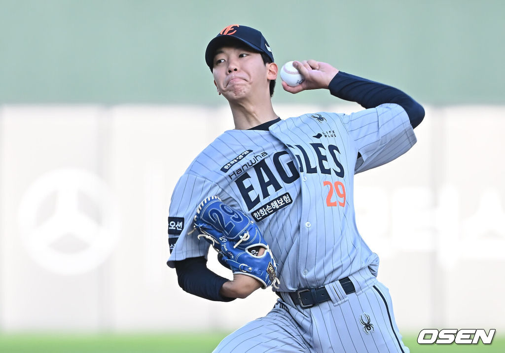 19일 부산 사직야구장에서 2025 신한 SOL 뱅크 KBO 리그 롯데 자이언츠와 한화 이글스의 경기가 열렸다. 홈팀 롯데는 나균안이, 방문팀 한화는 황준서가 선발 출전했다.한화 이글스 선발 투수 황준서가 역투하고 있다. 2025.06.19 / foto0307@osen.co.kr