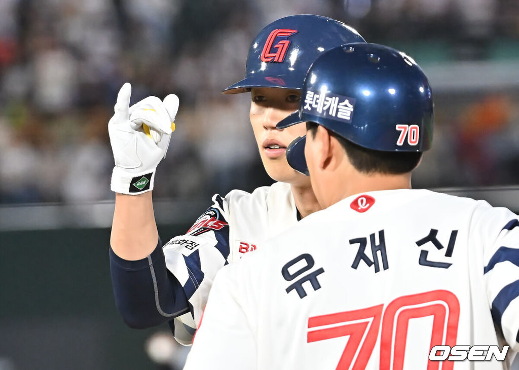 19일 부산 사직야구장에서 2025 신한 SOL 뱅크 KBO 리그 롯데 자이언츠와 한화 이글스의 경기가 열렸다. 홈팀 롯데는 나균안이, 방문팀 한화는 황준서가 선발 출전했다.롯데 자이언츠 전민재가 5회말 무사 좌익수 앞 안타를 치고 세리머니를 하고 있다. 2025.06.19 / foto0307@osen.co.kr
