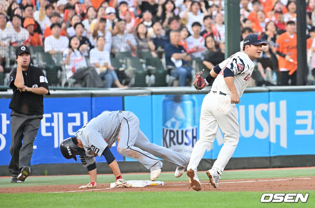 19일 부산 사직야구장에서 2025 신한 SOL 뱅크 KBO 리그 롯데 자이언츠와 한화 이글스의 경기가 열렸다. 홈팀 롯데는 나균안이, 방문팀 한화는 황준서가 선발 출전했다.롯데 자이언츠 김민성이 3회초 1사 1,2루 한화 이글스 안치홍의 안타성 타구를 잡아 유로결을 터치 아웃시키고 있다. 2025.06.19 / foto0307@osen.co.kr