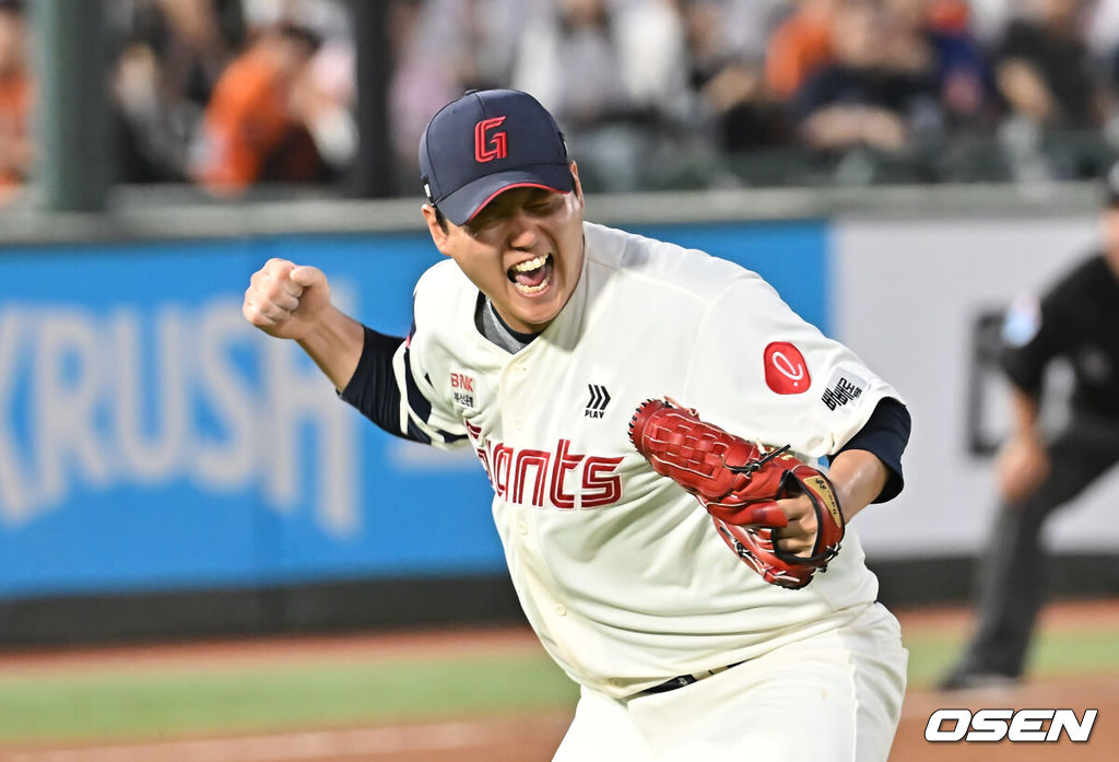 19일 부산 사직야구장에서 2025 신한 SOL 뱅크 KBO 리그 롯데 자이언츠와 한화 이글스의 경기가 열렸다. 홈팀 롯데는 나균안이, 방문팀 한화는 황준서가 선발 출전했다.롯데 자이언츠 선발 투수 나균안이 5회초 2사 만루 한화 이글스 문현빈을 삼진으로 잡고 포효하고 있다. 2025.06.19 / foto0307@osen.co.kr
