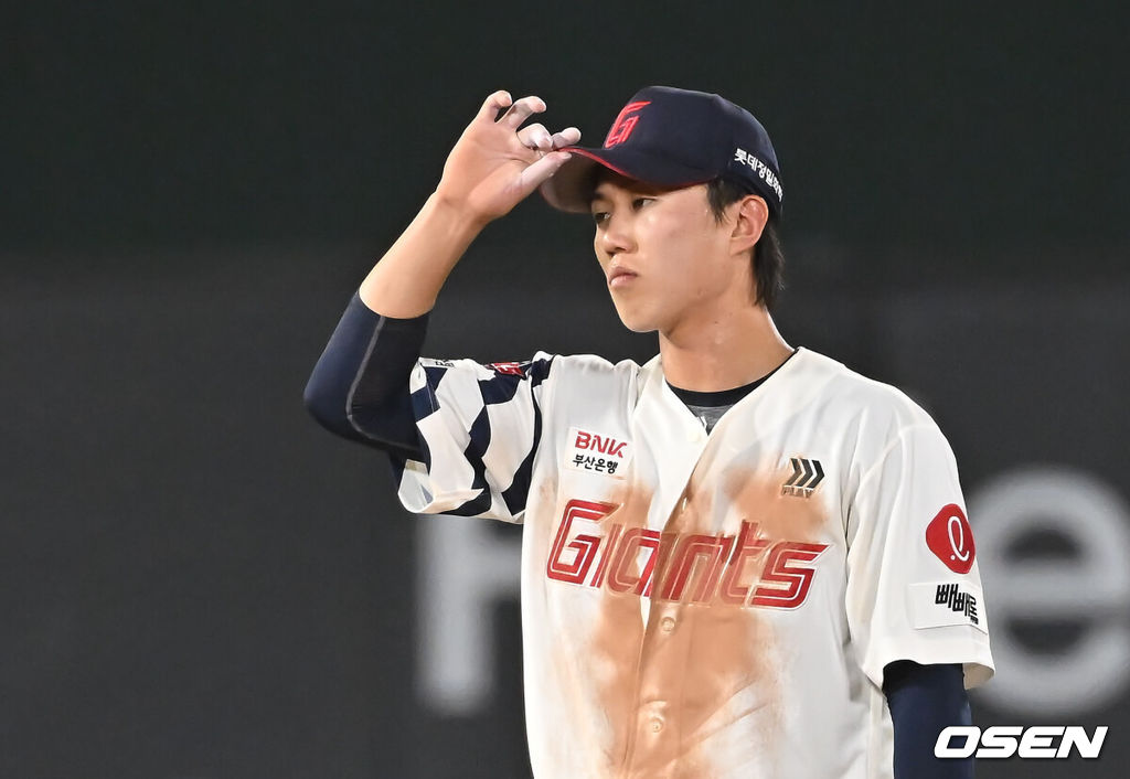 19일 부산 사직야구장에서 2025 신한 SOL 뱅크 KBO 리그 롯데 자이언츠와 한화 이글스의 경기가 열렸다. 홈팀 롯데는 나균안이, 방문팀 한화는 황준서가 선발 출전했다.롯데 자이언츠 전민재가 8회초 무사 1,2루 한화 이글스 노시환의 유격수 앞 땅볼때 실책을 하고 아쉬워하고 있다. 2025.06.19 / foto0307@osen.co.kr