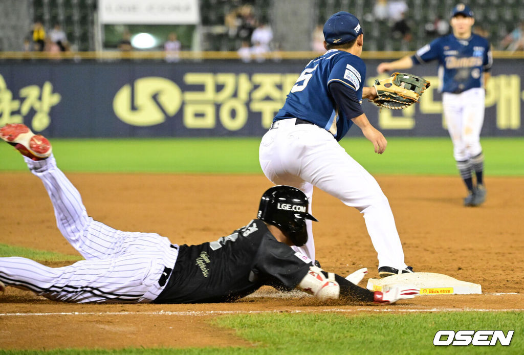 18일 오후 서울 잠실구장에서 ‘2025 신한 SOL BANK KBO리그’ LG 트윈스와 NC 다이노스의 경기가 열렸다.이날 LG는 치리노스를, NC는 김녹원을 선발투수로 내세웠다.7회말 2사 1,3루 LG 문보경이 땅볼로 아웃되고 있다. 2025.06.18 /cej@osen.co.kr