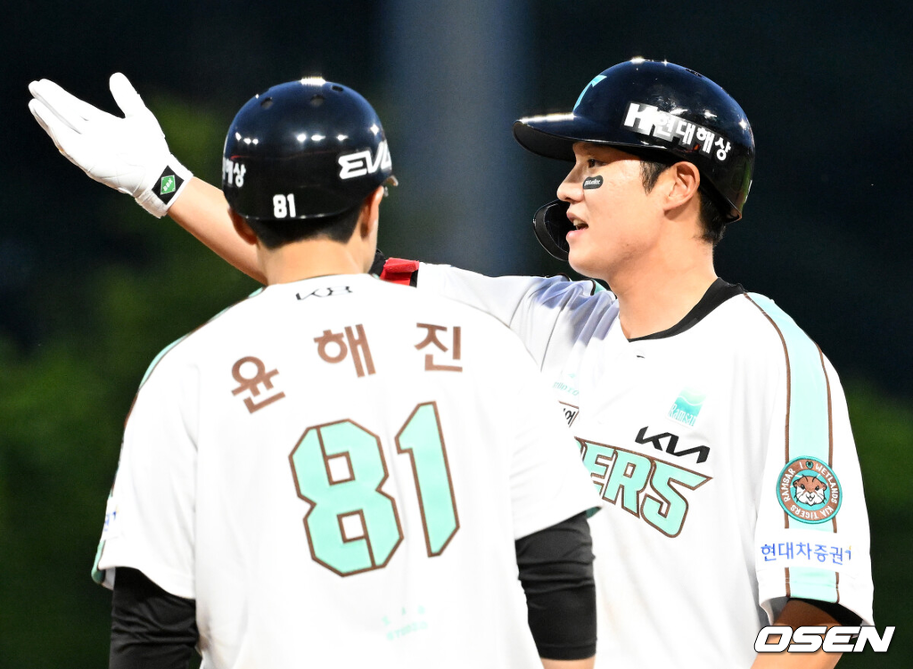 19일 오후 광주-기아 챔피언스필드에서 2025 신한 SOL Bank KBO리그 KIA 타이거즈와 KT 위즈의 경기가 열렸다.KIA는 올러, KT는 배제성을 선발 투수로 내세웠다.4회말 1사 2루에서 KIA 오선우가 우중간 적시타를 치고 환호하고 있다. 2025.06.19 /sunday@osen.co.kr