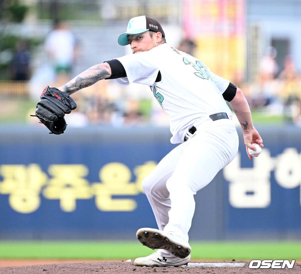 19일 오후 광주-기아 챔피언스필드에서 2025 신한 SOL Bank KBO리그 KIA 타이거즈와 KT 위즈의 경기가 열렸다.KIA는 올러, KT는 배제성을 선발 투수로 내세웠다.6회초 2사에서 KIA 올러가 투구하고 있다. 2025.06.19 /sunday@osen.co.kr