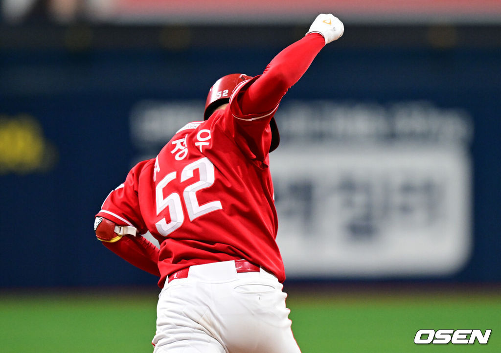 19일 서울 고척스카이돔에서 ‘2025 신한 SOL Bank KBO리그’ 키움 히어로즈와 SSG 랜더스의 경기가 열렸다.홈팀 키움은 박주성, 방문팀 SSG는 박시후를 선발로 내세웠다.연장 11회초 1사 1루 SSG 석정우가 역전 좌월 투런 홈런을 날리고 있다. 2025.06.19 /cej@osen.co.kr