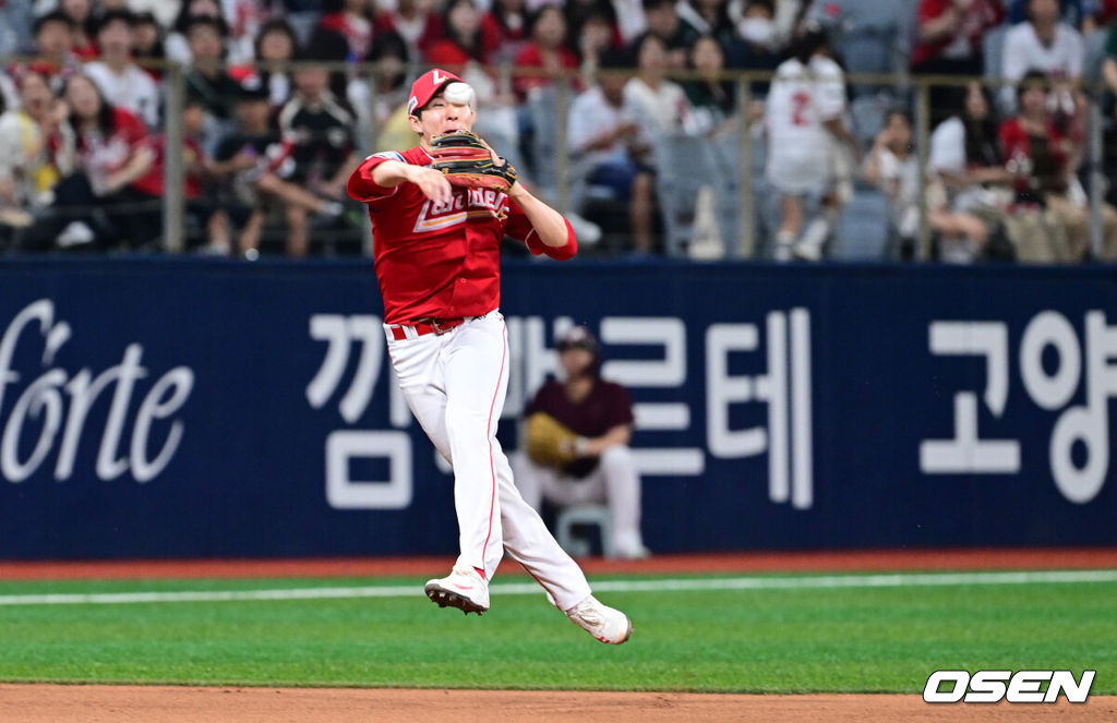 19일 서울 고척스카이돔에서 ‘2025 신한 SOL Bank KBO리그’ 키움 히어로즈와 SSG 랜더스의 경기가 열렸다.홈팀 키움은 박주성, 방문팀 SSG는 박시후를 선발로 내세웠다.8회말 2사 만루 SSG 유격수 박성한이 키움 임지열의 땅볼을 2루로 송구, 1루주자 송성문의 2루 포스아웃을 돕고 있다. 2025.06.19 /cej@osen.co.kr