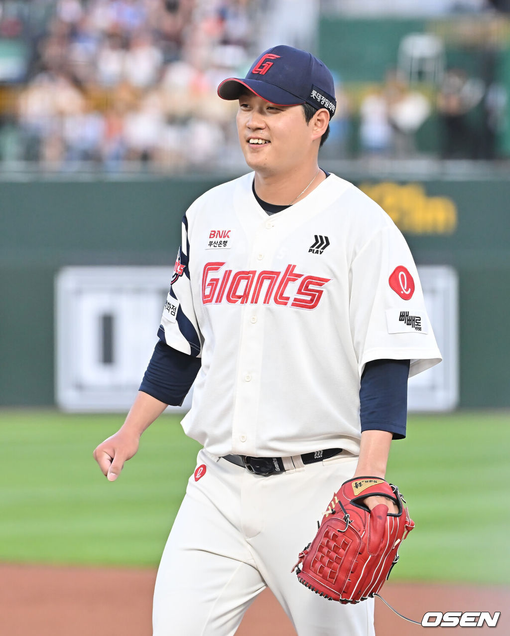 19일 부산 사직야구장에서 2025 신한 SOL 뱅크 KBO 리그 롯데 자이언츠와 한화 이글스의 경기가 열렸다. 홈팀 롯데는 나균안이, 방문팀 한화는 황준서가 선발 출전했다.롯데 자이언츠 나균안이 3회초 1사 1,2루 한화 이글스 안치홍의 안타성 타구를 잡아 유로결을 터치 아웃시킨 김민성을 보며 활짝 웃고 있다. 2025.06.19 / foto0307@osen.co.kr