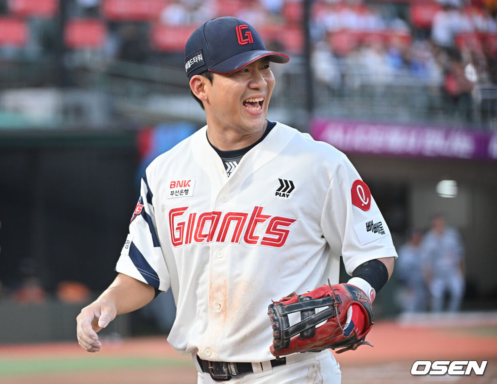 19일 부산 사직야구장에서 2025 신한 SOL 뱅크 KBO 리그 롯데 자이언츠와 한화 이글스의 경기가 열렸다. 홈팀 롯데는 나균안이, 방문팀 한화는 황준서가 선발 출전했다.롯데 자이언츠 김민성이 3회초 1사 1,2루 한화 이글스 안치홍의 안타성 타구를 잡아 유로결을 터치 아웃시키고 이닝 교체때 나균안을 보며 활짝 웃고 있다. 2025.06.19 / foto0307@osen.co.kr