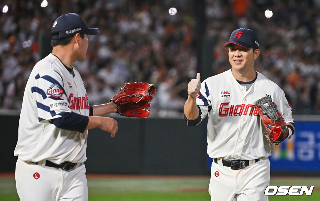 19일 부산 사직야구장에서 2025 신한 SOL 뱅크 KBO 리그 롯데 자이언츠와 한화 이글스의 경기가 열렸다. 홈팀 롯데는 나균안이, 방문팀 한화는 황준서가 선발 출전했다.롯데 자이언츠 김민성이 6회초 수비를 끝내고 나균안을 보며 엄지척을 하고 있다. 2025.06.19 / foto0307@osen.co.kr
