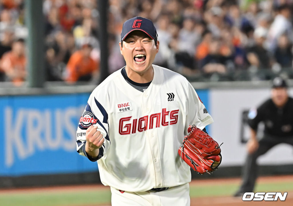 19일 부산 사직야구장에서 2025 신한 SOL 뱅크 KBO 리그 롯데 자이언츠와 한화 이글스의 경기가 열렸다. 홈팀 롯데는 나균안이, 방문팀 한화는 황준서가 선발 출전했다.롯데 자이언츠 선발 투수 나균안이 5회초 2사 만루 한화 이글스 문현빈을 삼진으로 잡고 포효하고 있다. 2025.06.19 / foto0307@osen.co.kr