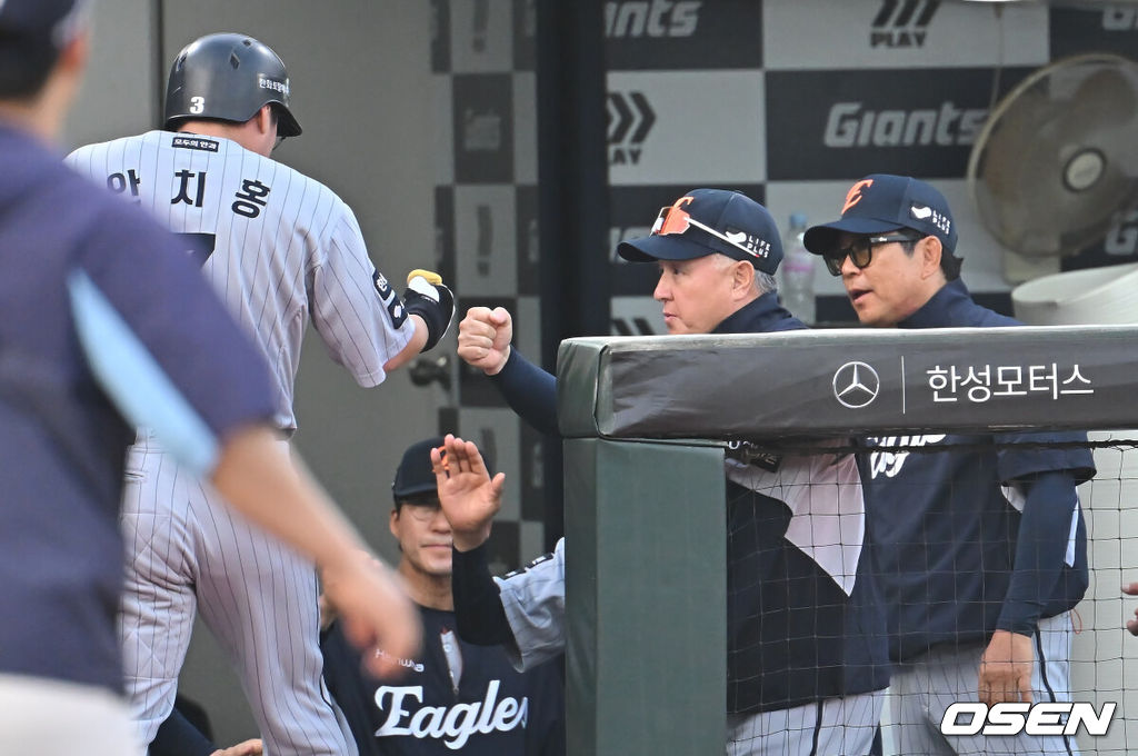 17일 부산 사직야구장에서 2025 신한 SOL 뱅크 KBO 리그 롯데 자이언츠와 한화 이글스의 경기가 열렸다. 홈팀 롯데는 데이비슨이, 방문팀 한화는 와이스가 선발 출전했다.한화 이글스 안치홍이 3회초 2사 1,3루 중월 3점 홈런을 치고 김경문 감독과 하이파이브를 하고 있다. 2025.06.17 / foto0307@osen.co.kr