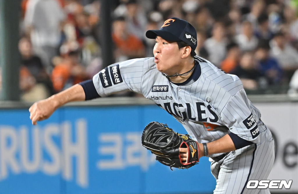 19일 부산 사직야구장에서 2025 신한 SOL 뱅크 KBO 리그 롯데 자이언츠와 한화 이글스의 경기가 열렸다. 홈팀 롯데는 나균안이, 방문팀 한화는 황준서가 선발 출전했다.한화 이글스 박상원이 역투하고 있다. 2025.06.19 / foto0307@osen.co.kr