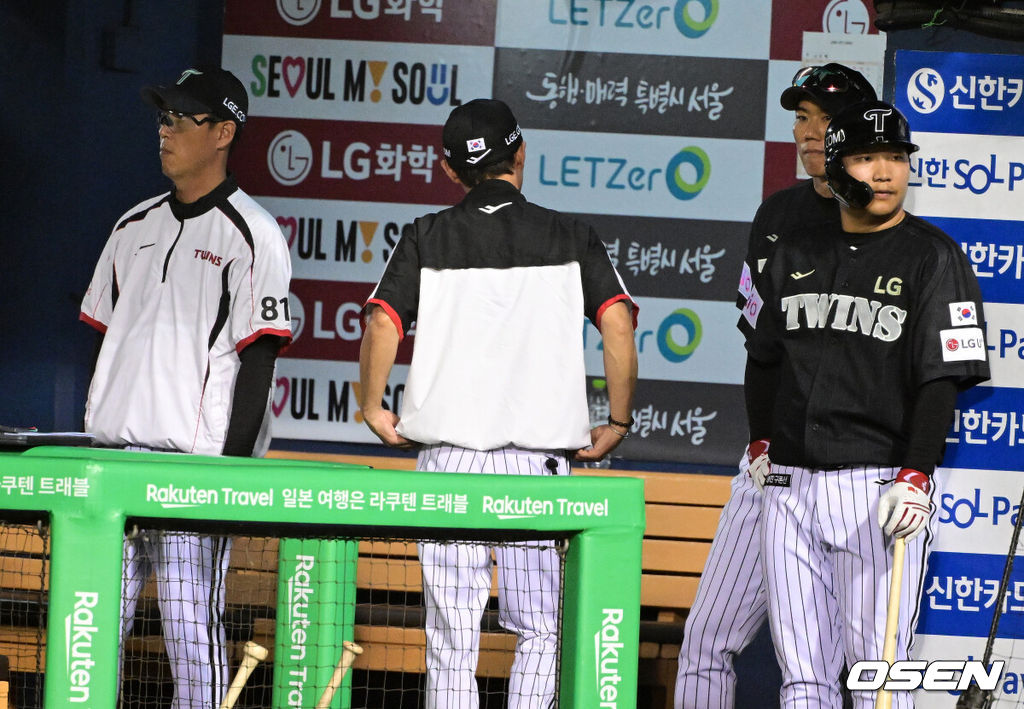 19일 오후 서울 잠실구장에서 ‘2025 신한 SOL Bank KBO리그’ LG 트윈스와 NC 다이노스의 경기가 열렸다.LG는 최채흥, NC는 신민혁를 선발로 내세웠다8회말 1사 1루에서 LG 염경엽 감독이 김현수 체크 스윙 여부에서 스윙 판정을 받자 아쉬워하고 있다. 2025.06.19 /jpnews@osen.co.kr