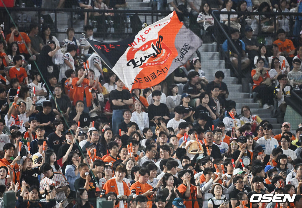 17일 부산 사직야구장에서 2025 신한 SOL 뱅크 KBO 리그 롯데 자이언츠와 한화 이글스의 경기가 열렸다. 홈팀 롯데는 데이비슨이, 방문팀 한화는 와이스가 선발 출전했다.한화 이글스 팬들이 응원을 하고 있다. 2025.06.17 / foto0307@osen.co.kr