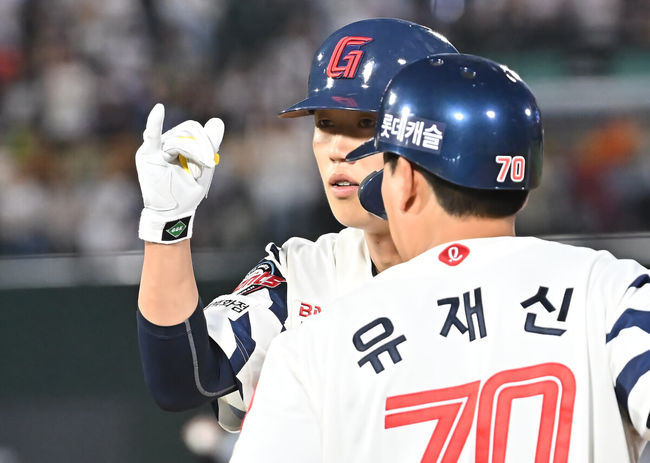 19일 부산 사직야구장에서 2025 신한 SOL 뱅크 KBO 리그 롯데 자이언츠와 한화 이글스의 경기가 열렸다. 홈팀 롯데는 나균안이, 방문팀 한화는 황준서가 선발 출전했다.롯데 자이언츠 전민재가 5회말 무사 좌익수 앞 안타를 치고 세리머니를 하고 있다. 2025.06.19 / foto0307@osen.co.kr