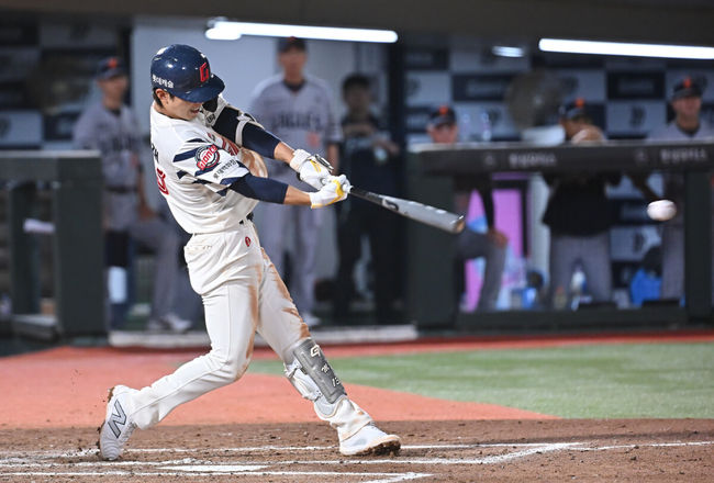 19일 부산 사직야구장에서 2025 신한 SOL 뱅크 KBO 리그 롯데 자이언츠와 한화 이글스의 경기가 열렸다. 홈팀 롯데는 나균안이, 방문팀 한화는 황준서가 선발 출전했다.롯데 자이언츠 전민재가 7회말 좌익수 앞 안타를 치고 있다. 2025.06.19 / foto0307@osen.co.kr