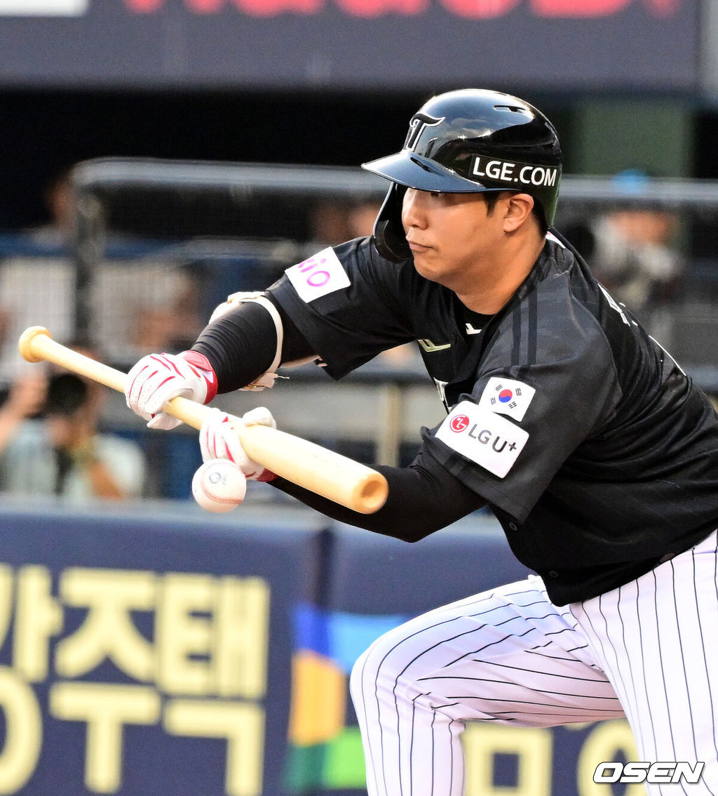 19일 오후 서울 잠실구장에서 ‘2025 신한 SOL Bank KBO리그’ LG 트윈스와 NC 다이노스의 경기가 열렸다.LG는 최채흥, NC는 신민재를 선발로 내세웠다2회말 무사에서 LG 문보경이 번트를 시도하고 있다. 파울. 2025.06.19 /jpnews@osen.co.kr