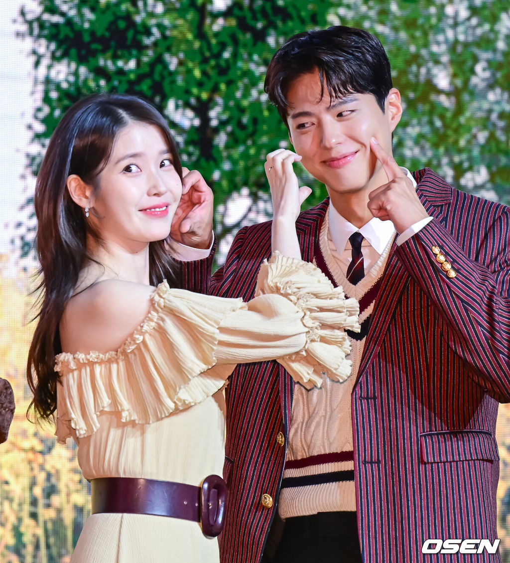 5일 오후 서울 영등포구 여의도동 콘래드 서울 호텔에서 넷플릭스 시리즈 '폭싹 속았수다' 제작발표회가 열렸다.‘폭싹 속았수다’는 제주에서 태어난 ‘요망진 반항아’ 애순이(아이유)와 ‘팔불출 무쇠’ 관식이(박보검)의 모험 가득한 일생을 사계절로 풀어낸 넷플릭스 시리즈다. ‘동백꽃 필 무렵’, ‘쌈 마이웨이’ 임상춘 작가와 ‘미생’, ‘시그널’, ‘나의 아저씨’ 김원석 감독이 의기투합했다.배우 아이유, 박보검이 포토타임을 하고 있다. 2025.03.05 /jpnews@osen.co.kr