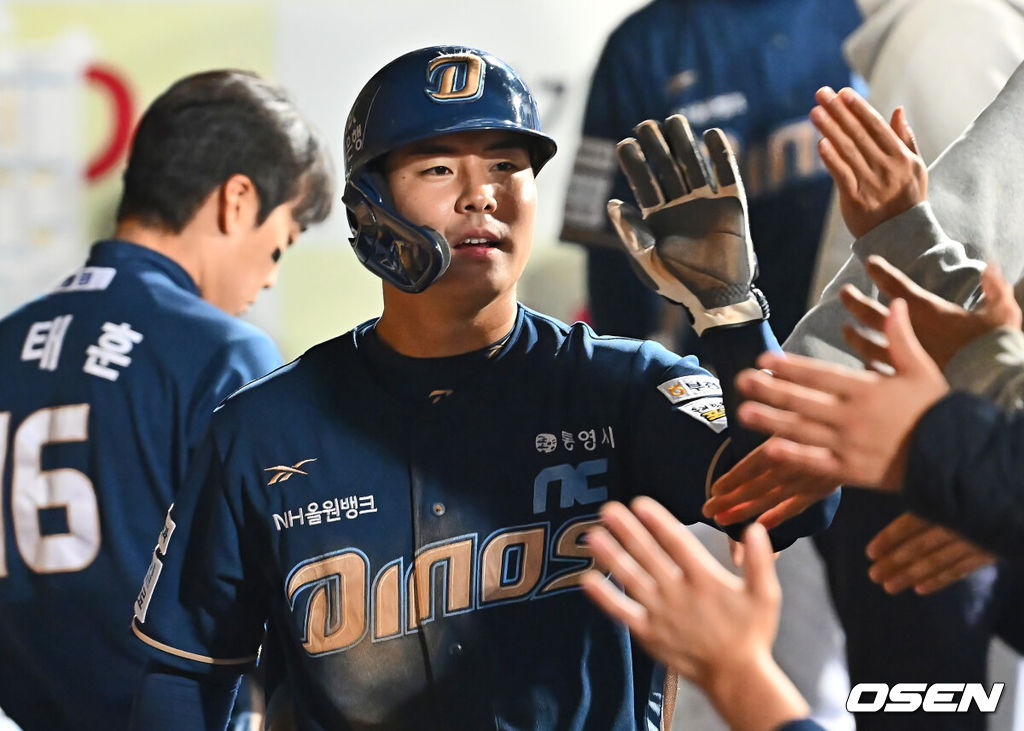 27일 대구삼성라이온즈파크에서 2025 신한 SOL 뱅크 KBO 리그 삼성 라이온즈와 NC 다이노스의 경기가 열렸다. 홈팀 삼성은 김대호가, 방문팀 NC는 목지훈이 선발 출전했다. NC 다이노스 박시원이 2회초 무사 1,3루 김주원의 우익수 왼쪽 1타점 안타때 득점을 올리고 하이파이브를 하고 있다. 2025.03.27 / foto0307@osen.co.kr