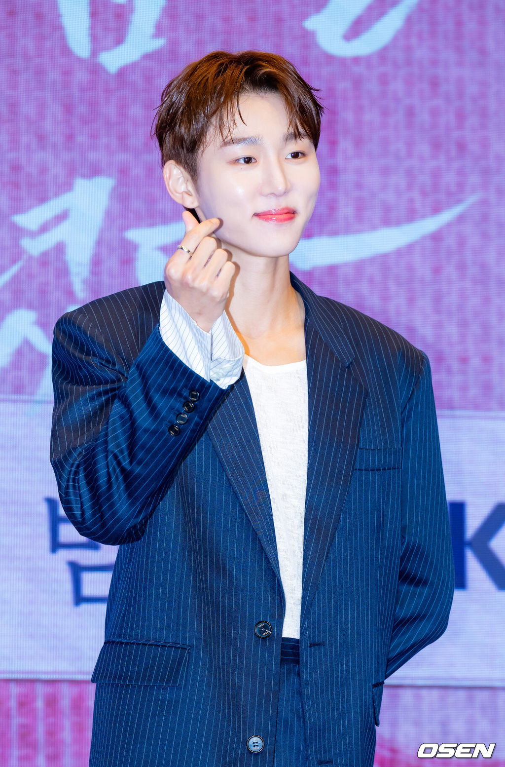 11일 오후 서울 신도림 디큐브시티 내 더 세인트에서 KBS 2TV 새 수목드라마 '남주의 첫날밤을 가져버렸다'(극본 전선영, 연출 이웅희) 제작발표회가 진행됐다.가수 겸 배우 서현과 옥택연의 만남으로 화제를 모은 이 작품은 평범한 여대생의 영혼이 깃든 로맨스 소설 속 병풍 단역이 소설 최강 집착남주와 하룻밤을 보내며 펼쳐지는 로맨스 판타지다. 동명의 웹소설을 원작으로 한다.배우 서범준이 무대 위에서 포즈를 취하고 있다. 2025.06.11 / rumi@osen.co.kr