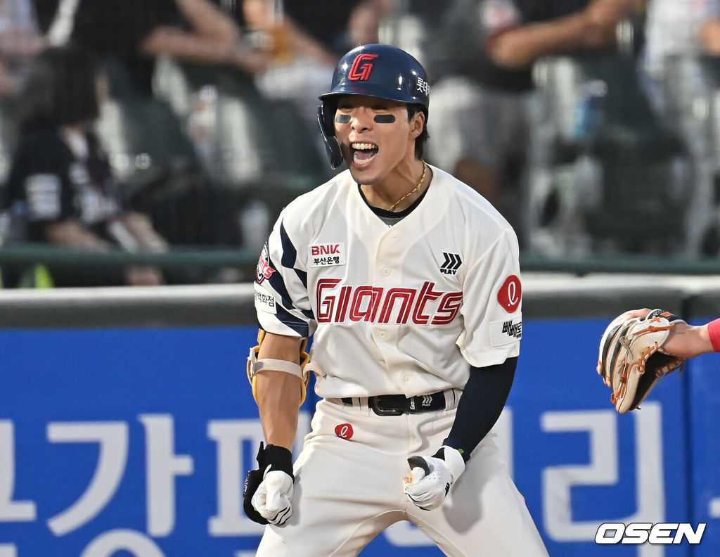 18일 부산 사직야구장에서 2025 신한 SOL 뱅크 KBO 리그 롯데 자이언츠와 한화 이글스의 경기가 열렸다. 홈팀 롯데는 홍민기가, 방문팀 한화는 엄상백이 선발 출전했다.롯데 자이언츠 김동혁이 4회말 2사 1,3루 좌중간 2타점 3루타를 치고 환호하고 있다. 2025.06.18 / foto0307@osen.co.kr