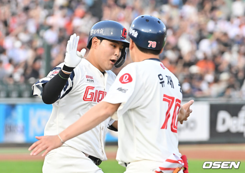 18일 부산 사직야구장에서 2025 신한 SOL 뱅크 KBO 리그 롯데 자이언츠와 한화 이글스의 경기가 열렸다. 홈팀 롯데는 홍민기가, 방문팀 한화는 엄상백이 선발 출전했다.롯데 자이언츠 박재엽이 2회말 2사 1,2루 좌월 3점 홈런을 치고 하이파이브를 하고 있다. 2025.06.18 / foto0307@osen.co.kr