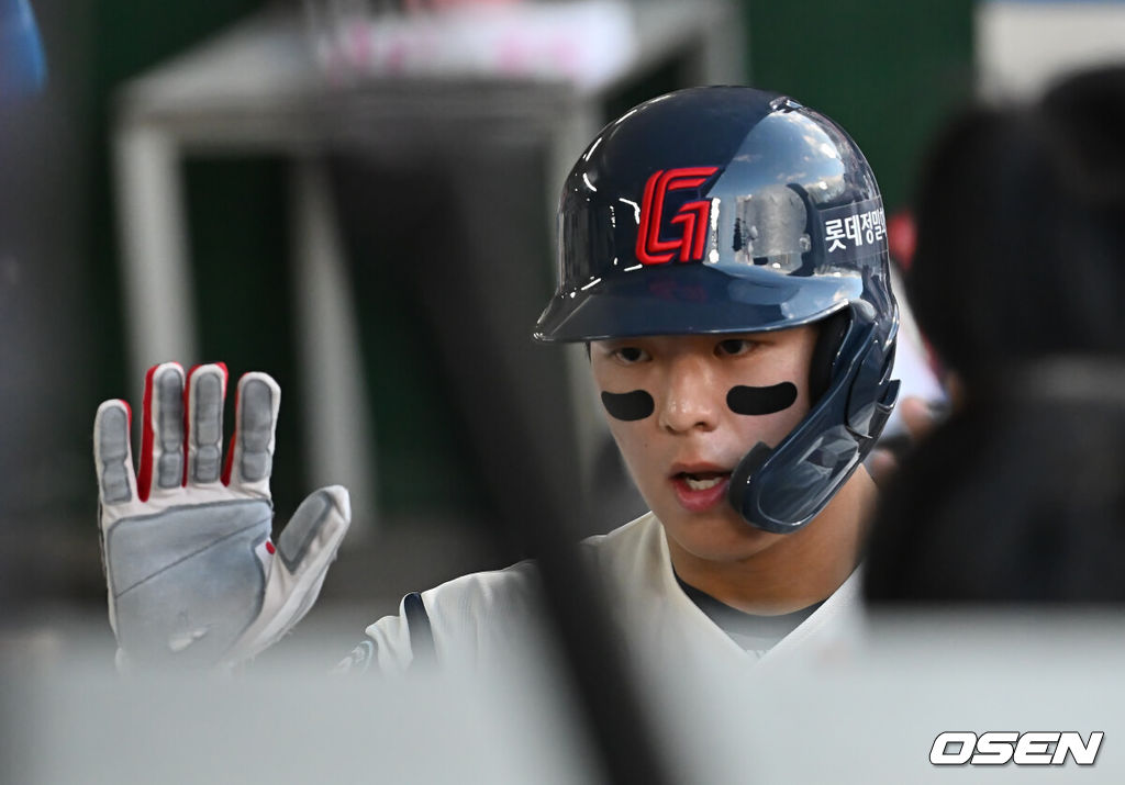19일 부산 사직야구장에서 2025 신한 SOL 뱅크 KBO 리그 롯데 자이언츠와 한화 이글스의 경기가 열렸다. 홈팀 롯데는 나균안이, 방문팀 한화는 황준서가 선발 출전했다.롯데 자이언츠 한태양이 2회말 2사 2루 전민재의 좌익수 앞 1타점 안타때 득점을 올리고 하이파이브를 하고 있다. 2025.06.19 / foto0307@osen.co.kr