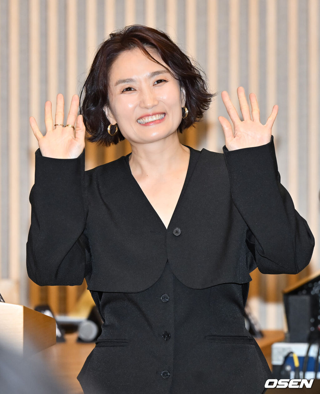 10일 오후 서울 목동 SBS 사옥에서 SBS 금토드라마 '굿파트너' 제작발표회가 진행됐다.드라마 '굿파트너'는 이혼이 천직인 스타변호사 차은경(장나라 분)과 이혼은 처음인 신입변호사 한유리(남지현 분)의 휴먼 법정 오피스물이다.이날 사회 맡은 박경림이 포즈를 취하고 있다.    2024.07.10 / soul1014@osen.co.kr