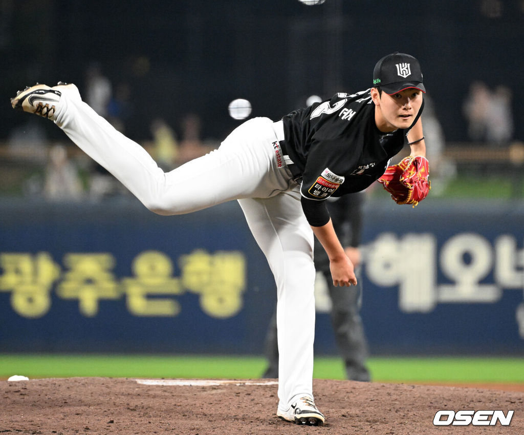 17일 오후 광주-기아 챔피언스필드에서 2025 신한 SOL Bank KBO리그 KIA 타이거즈와 KT 위즈의 경기가 열렸다.KIA는 김도현, KT는 헤이수스를 선발 투수로 내세웠다.6회말 1사 1,2루에서 KT 최용준이 역투하고 있다. 2025.06.17 /sunday@osen.co.kr