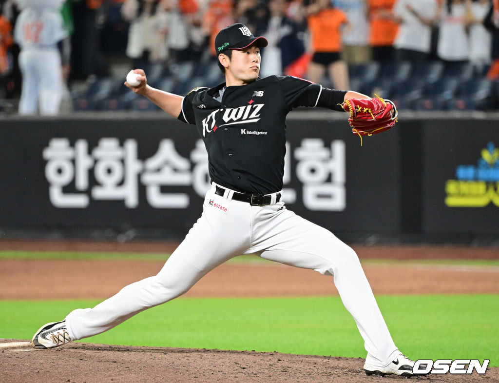 5일 오후 대전 한화생명볼파크에서 ‘2025 신한 SOL Bank KBO리그’ 한화 이글스와 KT 위즈의 경기가 열렸다.이날 홈팀 한화는 류현진, KT는 헤이수스를 선발로 내세웠다.9회말 KT 최용준이 마운드에 올라 힘차게 공을 뿌리고 있다. 2025.06.05 /