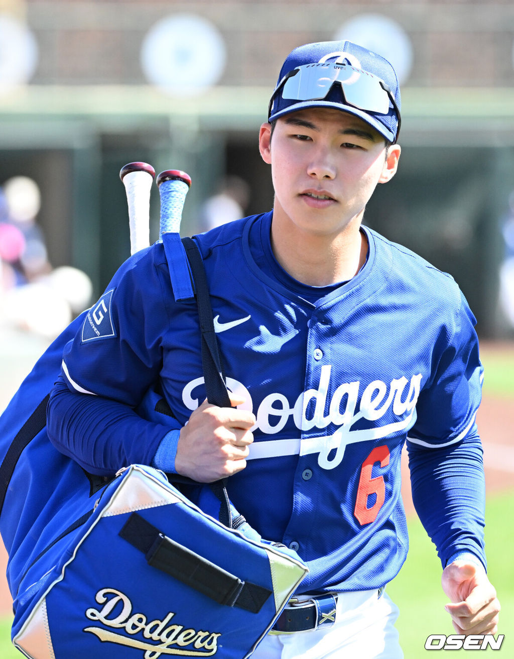 '코리안 데이'였다. 이정후(샌프란시스코 자이언츠)와 김혜성(LA 다저스)이 맞대결에서 나란히 맹활약했다.  LA 다저스와 샌프란시스코 자이언츠는 2일(이하 한국시간) 미국 애리조나주 글렌데일의 캐멀백 랜치에서 2025 메이저리그 시범경기를 치렀다. 이날 김혜성은 8번 유격수로, 이정후는 3번 중견수로 각각 선발 출장했다. 이정후가 총알 2루타로 선제 타점을 올리자, 7푼 타율로 마음고생을 하던 김혜성은 시범경기 첫 홈런포를 터뜨렸다.LA 다저스 김혜성이 경기장으로 입장하고 있다. 2025.03.02 / sunday@osen.co.kr
