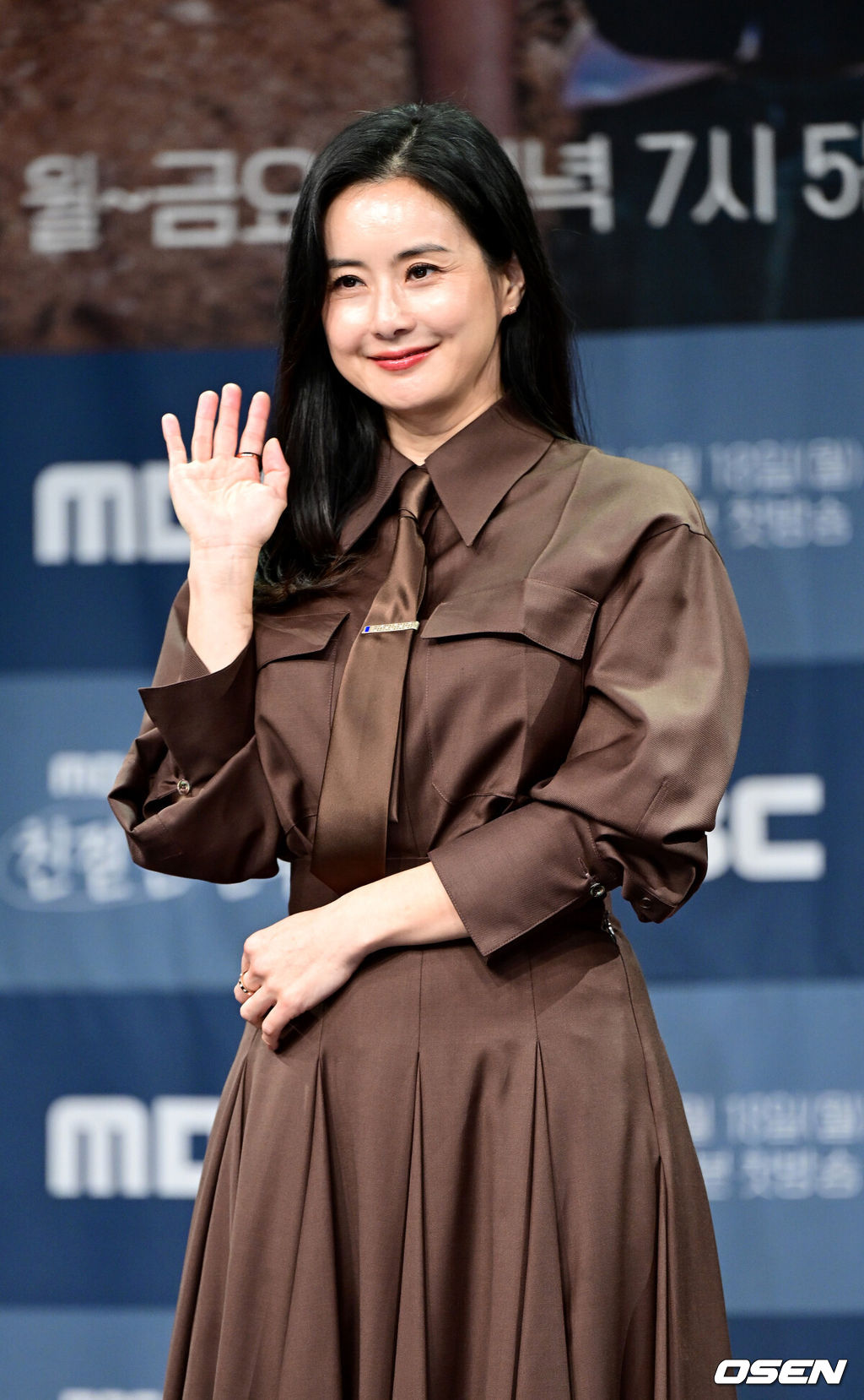 14일 오후 서울 상암동 MBC에서 새 일일드라마 ‘친절한 선주씨’ 제작발표회가 열렸다.드라마 ‘친절한 선주씨’는 잘못된 결혼을 때려 부수고 새롭게 시작하려는 ‘새’집을 짓는 여자 선주씨(심이영 분)의 인생 리모델링 휴먼 드라마를 그린다.배우 최정윤이 포토타임을 하고 있다. 2024.11.14 / dreamer@osen.co.kr